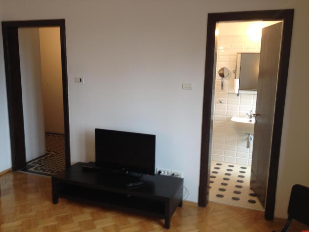 Central Studio Across From Intercontinental Букурещ Екстериор снимка